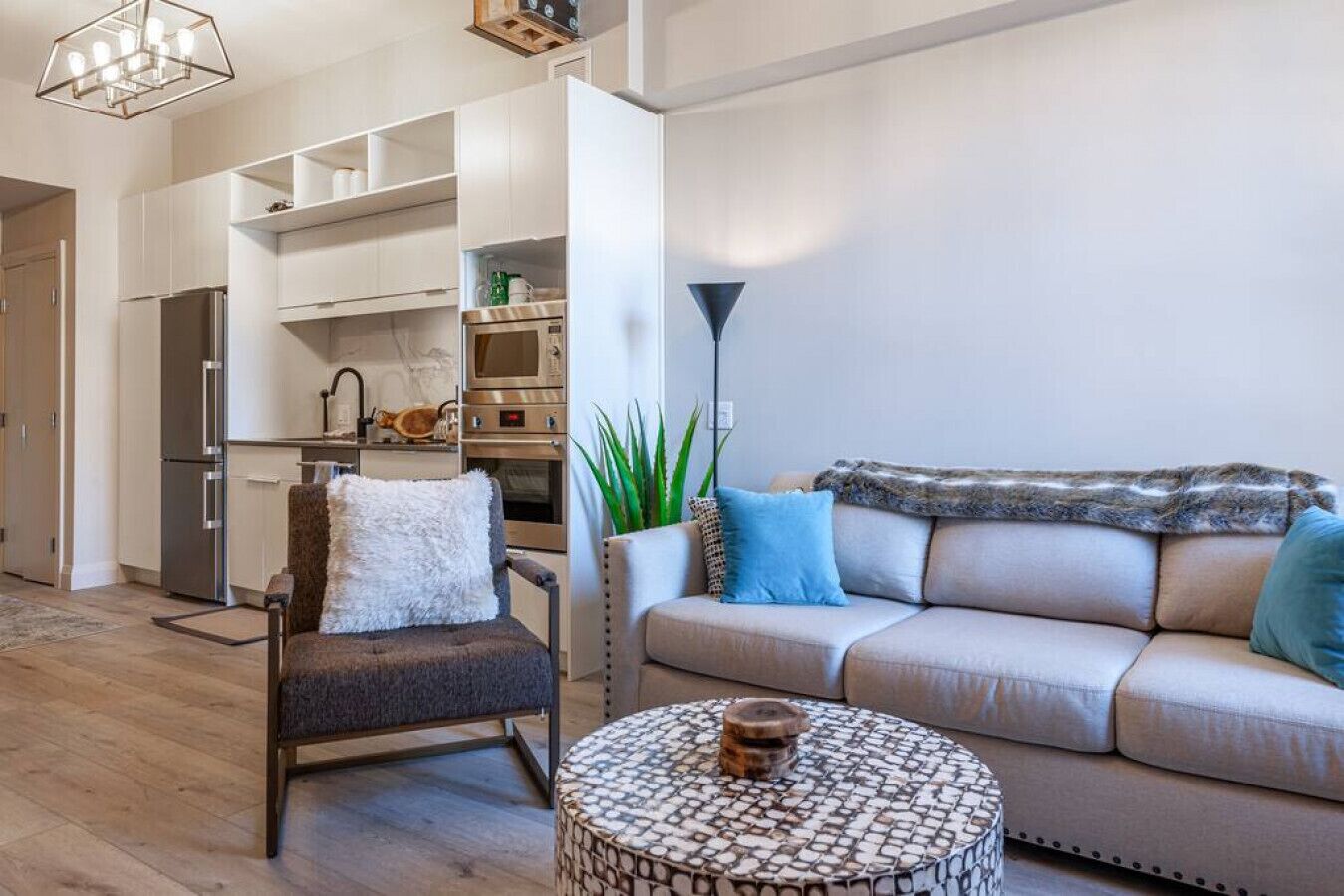 Una sala de estar moderna con sofá, sillón y mesa de centro.