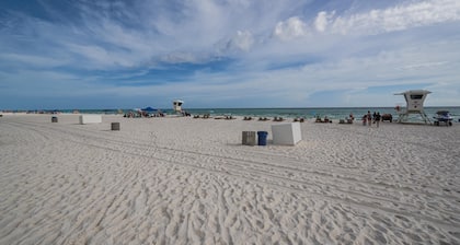 ~Large Home W/Pool & Hot Tub Near Beach, Park & Attractions~