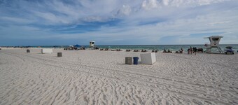 ~Large Home W/Pool & Hot Tub Near Beach, Park & Attractions~