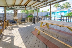 Outdoor dining - ~Large Home W/Pool & Hot Tub Near Beach, Park & Attractions~ (Panama City Beach)