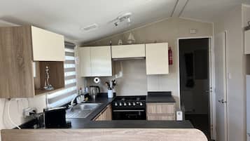 Een koelkast, een magnetron, een oven, een koffiezetapparaat/waterkoker