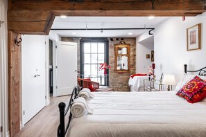 3 bedrooms, desk, WiFi
