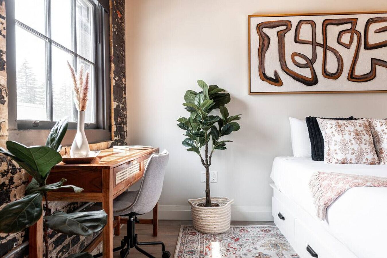 2 quartos, escrivaninha, ferros/tábuas de passar roupa