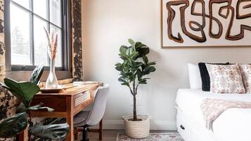 2 quartos, escrivaninha, ferros/tábuas de passar roupa