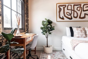 2 quartos, escrivaninha, ferros/tábuas de passar roupa