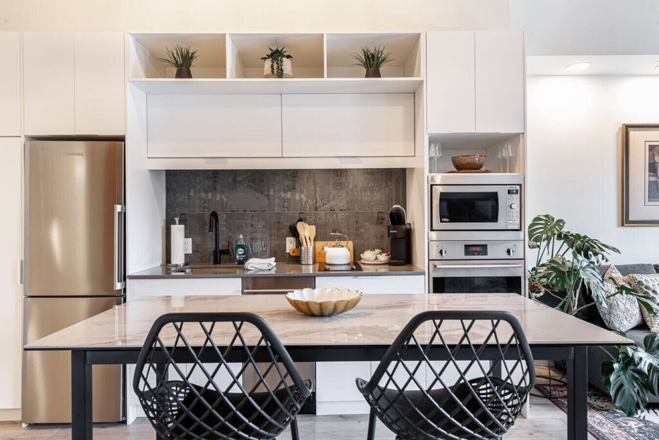 冷蔵庫、電子レンジ、オーブン、コンロ