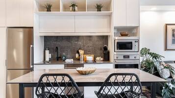 冷蔵庫、電子レンジ、オーブン、コンロ