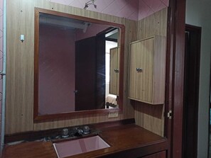 A bathroom with a wooden vanity, a large mirror, and a cabinet. - 201 Apartamento Completo Rers en Versalles 3 Habitaciones - Cali Tower Suites & Lofts (Cali)