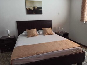 基础公寓 | 3 多间卧室、客房内保险箱、办公桌、笔记本电脑工作区