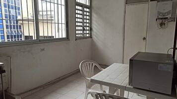 Basic Apartment | Private kitchen | Cookware/dishes/utensils