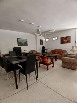 Basic Apartment | Dining - 201 Apartamento Completo Rers en Versalles 3 Habitaciones - Cali Tower Suites & Lofts (Cali)