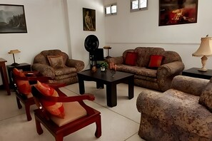 基础公寓 | 起居区 | 32-英寸智能电视 （配备数码频道）、办公室