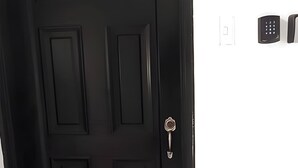 Musta ovi, jossa on avaimenreikä ja avain.