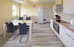 Kühlschrank, Ofen, Herdplatte, Kochgeschirr/Geschirr/Besteck