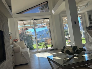 Smart TV, fireplace - Spectacular beautiful lake & Mountainview Home with Pool & Jacuzzi (La Quinta)