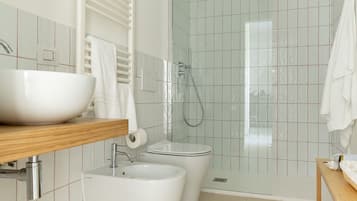 Dusche, Haartrockner, Bidet, Handtücher