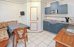 Frigorífic, placa de cuina i utensilis de cuina, vaixella i coberteria 