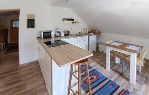 Refrigerador, microondas, parrilla de estufa y cafetera y tetera 