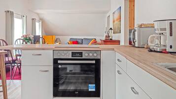 Refrigerador, placa de cocina, cafetera/tetera