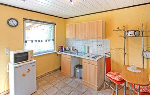Fridge, microwave, stovetop, cookware/dishes/utensils - Doppelhaushälfte Waren Müritz (Waren (Müritz))