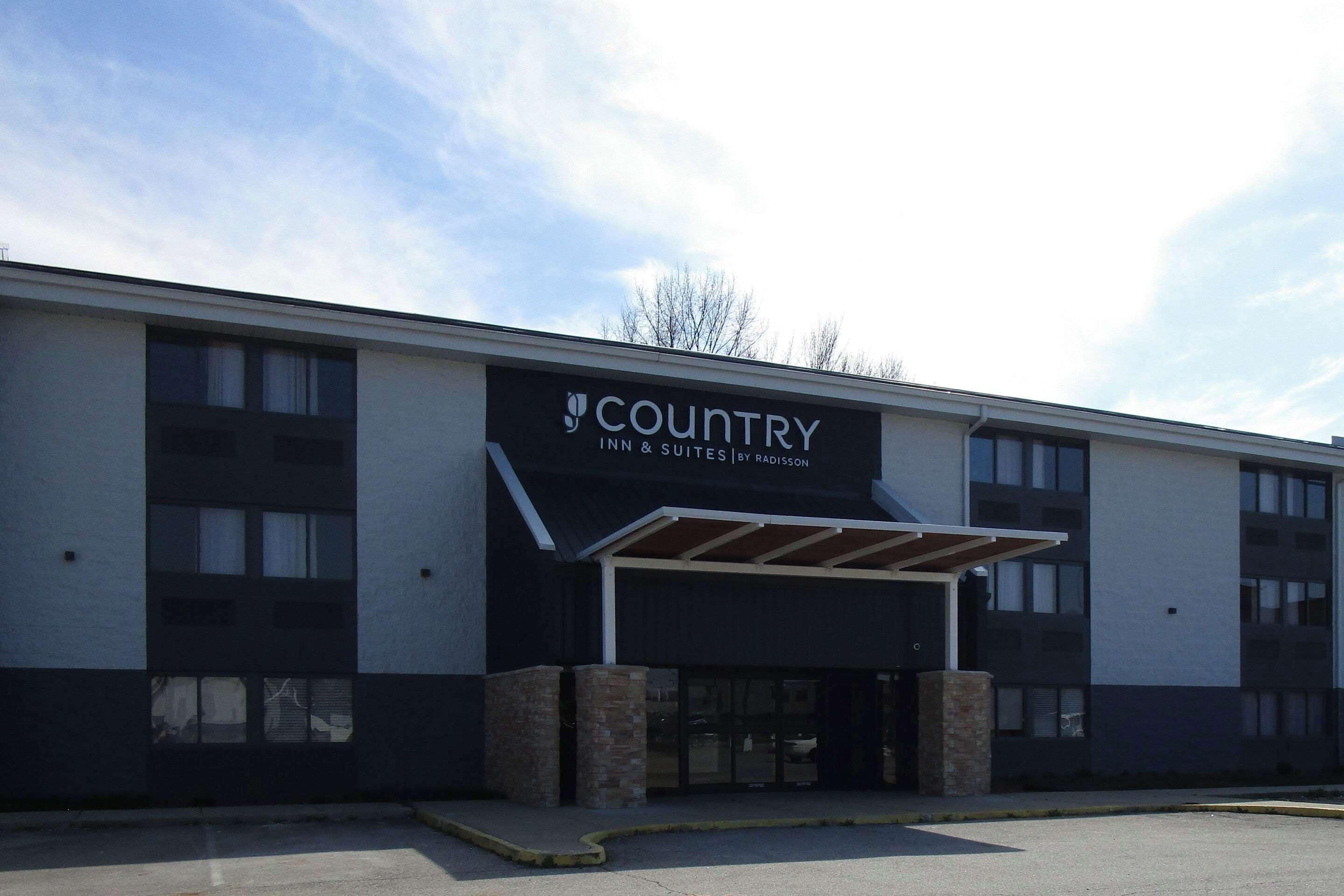A Country Inn & Suites by Radisson building with a covered entrance and a parking lot.