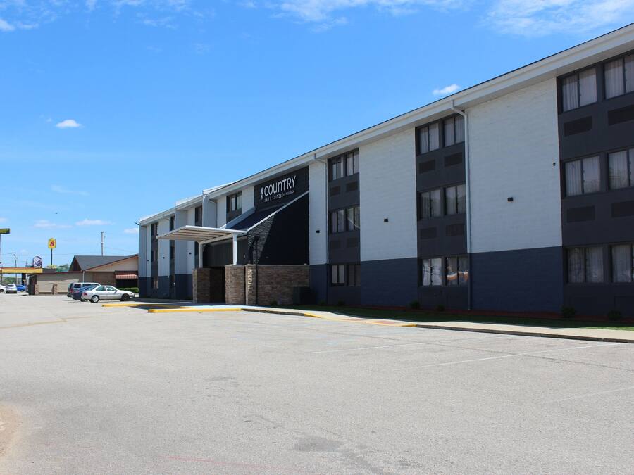 Un edificio moderno con un cartel que dice "Country Inn & Suites".