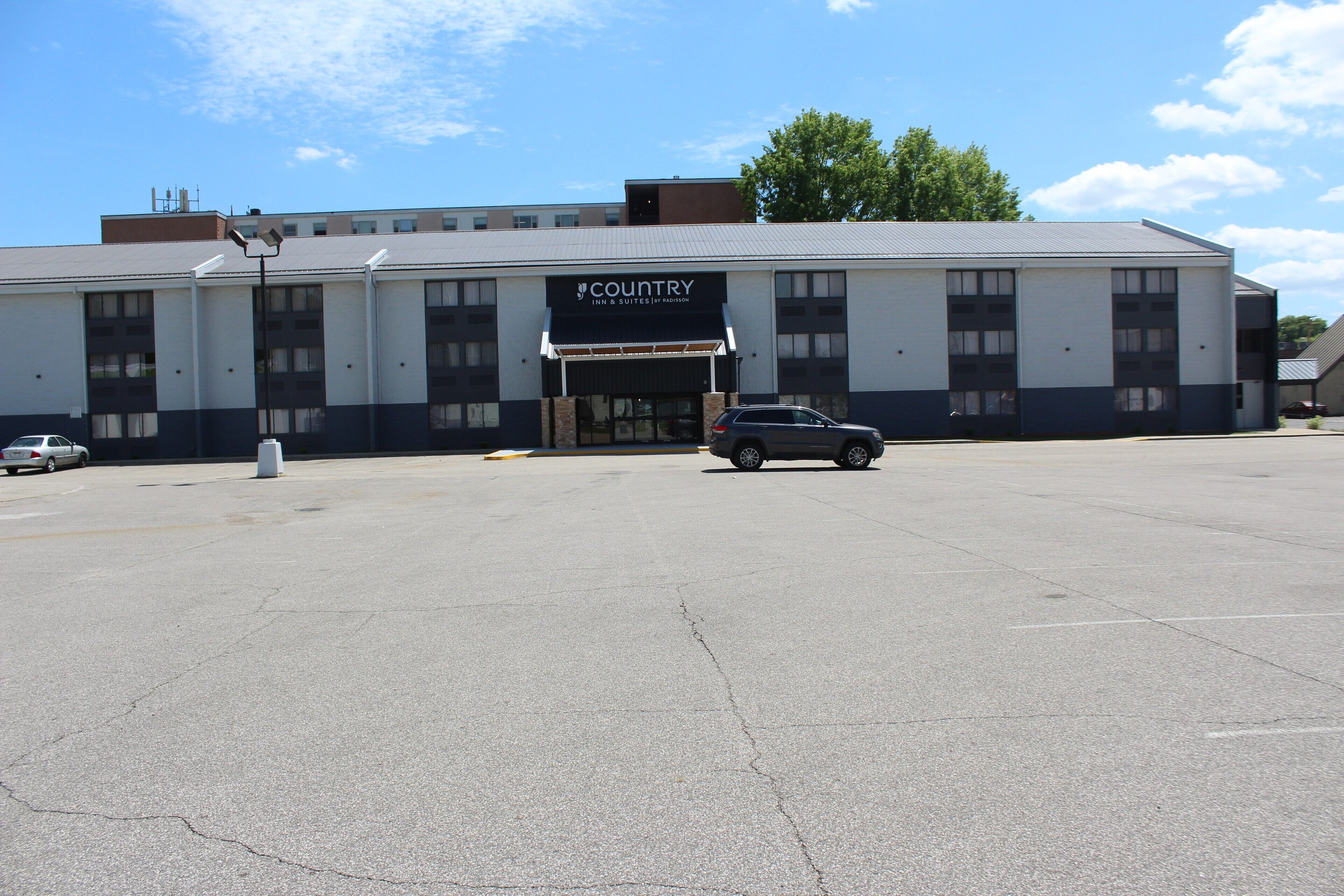 A building with a sign reading "Country Inn & Suites."