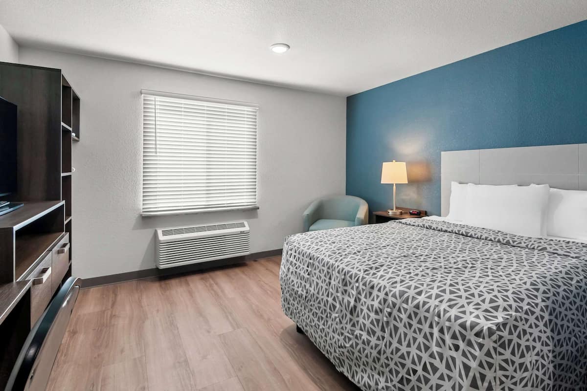 Suite, 1 Queen Bed, Non Smoking | Desk, free WiFi, bed sheets