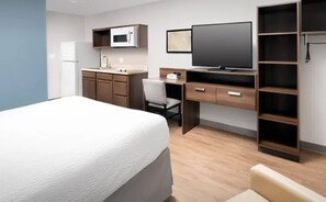 Een bureau, een laptopwerkplek, gratis wifi, beddengoed