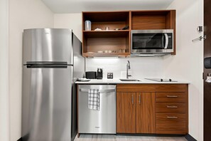 Suite, 1 King Bed, Non Smoking | Desk, free WiFi, bed sheets
