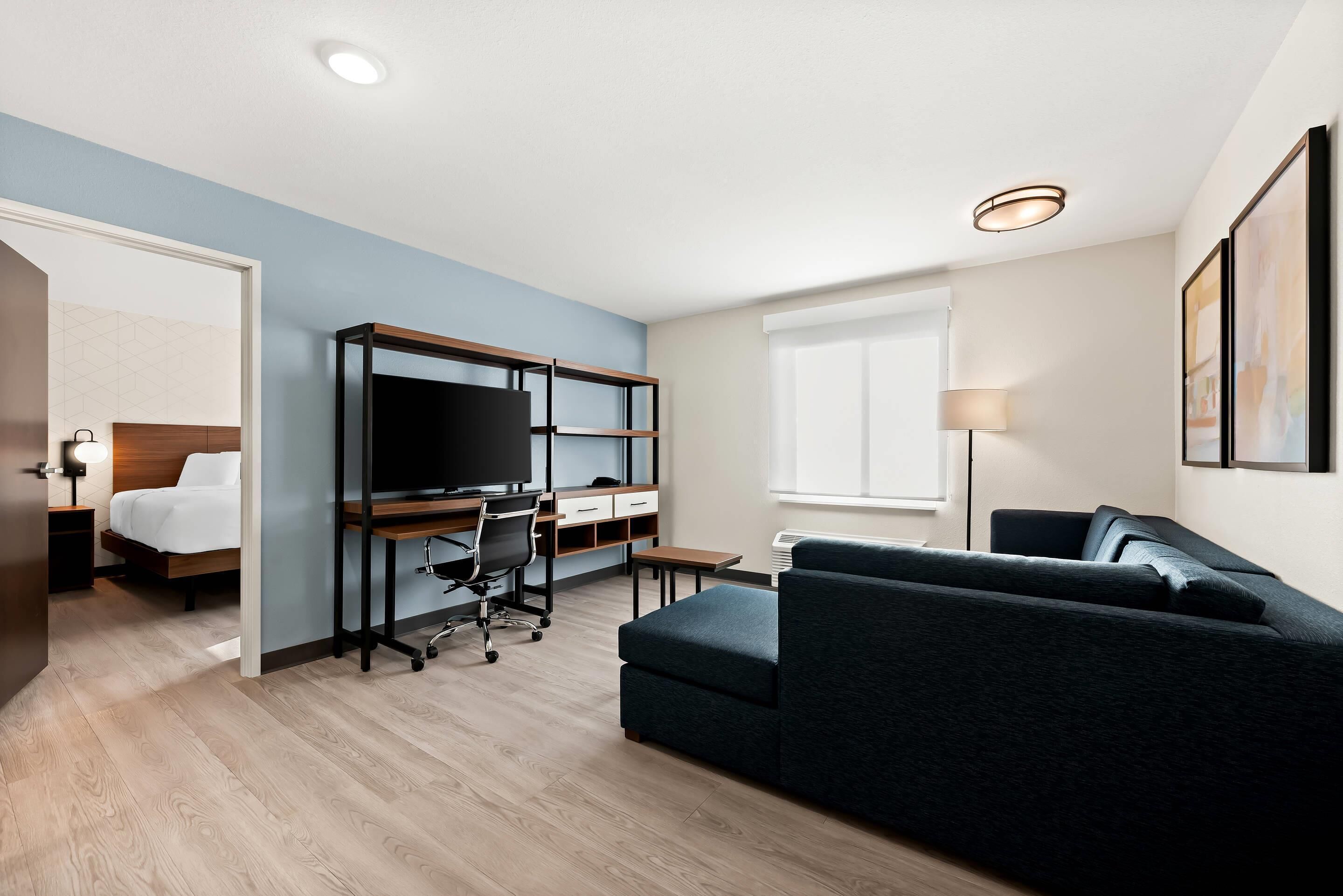 Suite, 1 King Bed, Non Smoking | Desk, WiFi (free), bed sheets