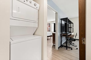 Suite, 1 King Bed, Non Smoking | Desk, free WiFi, bed sheets