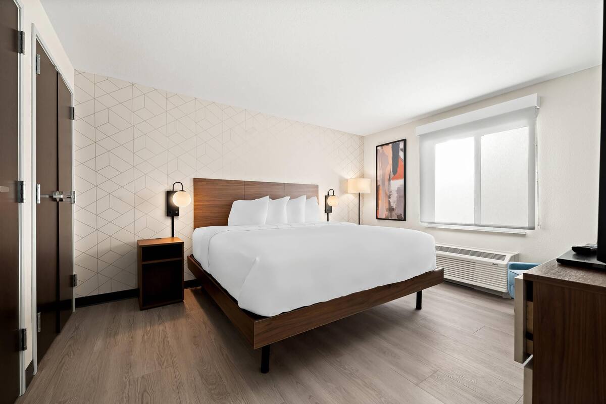 Suite, 1 King Bed, Non Smoking | Desk, free WiFi, bed sheets