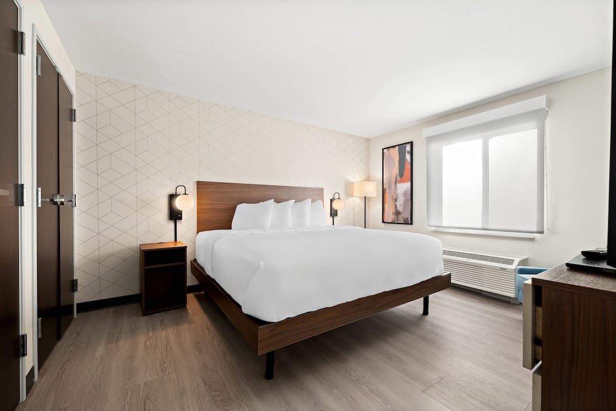 Suite, 1 King-Bett, Nichtraucher | Schreibtisch, kostenloses WLAN, Bettwäsche