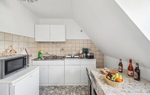 Réfrigérateur, four à micro-ondes, surface de cuisson