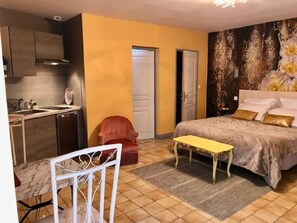 1 dormitorio, tabla de planchar con plancha, wifi y ropa de cama