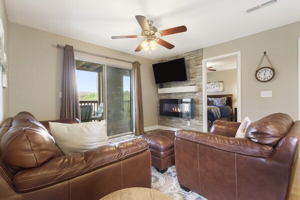 Smart TV, fireplace - Welcome to Aurora- SDC-Table Rock Lake-Awesome! (Branson)