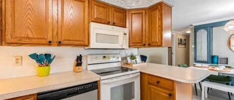 Refrigerador, microondas, horno, placa de cocina
