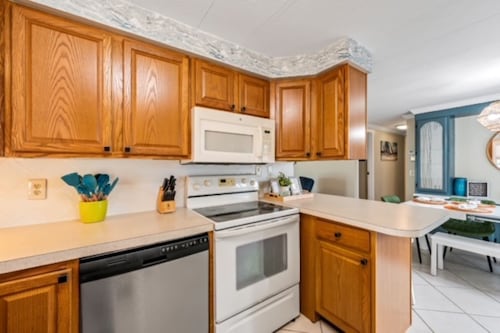 Relaxing 2Bd, 2Ba home in Fort Myers, close to the beach! Sleeps 6