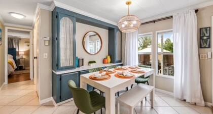 Relaxing 2Bd, 2Ba home in Fort Myers, close to the beach! Sleeps 6