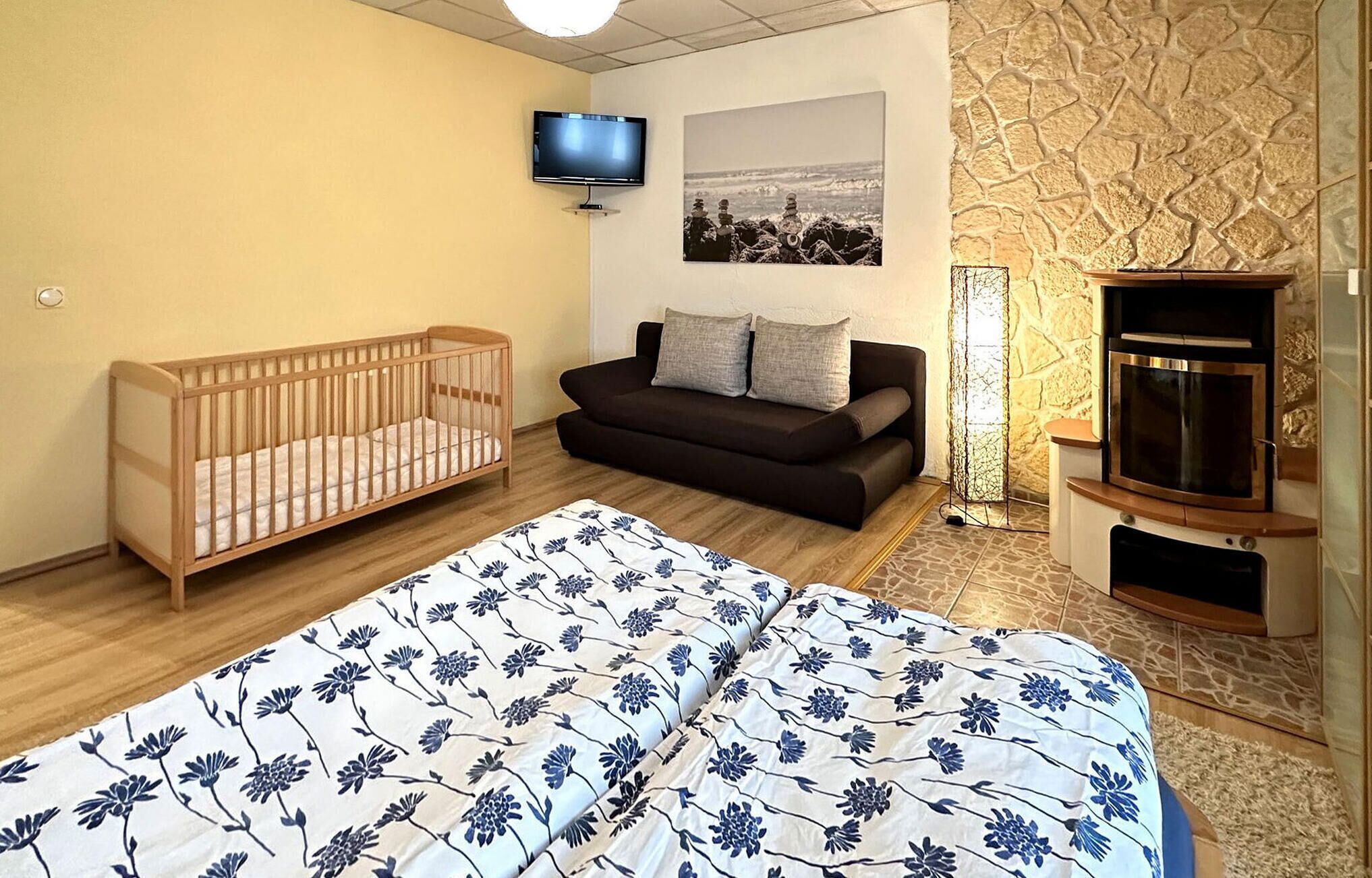 2 bedrooms, travel crib, free WiFi, bed sheets