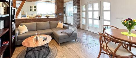 Tv, eldstad och en stereo