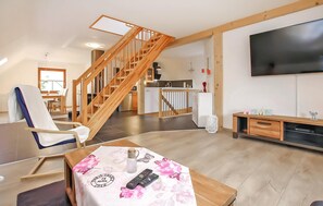 Smart TV, fireplace, DVD player, stereo