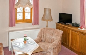 TV, table tennis, stereo