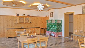 Een restaurant met houten lambrisering, een bar en een stapel groene flessen.