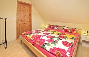 2 bedrooms, travel cot, free WiFi, bed sheets - 2 bedroom lovely home in Malchow (Malchow)