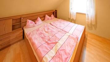 2 Schlafzimmer, Reisekinderbett, kostenloses WLAN, Bettwäsche