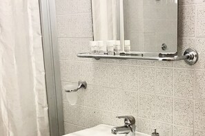 Douche, sèche-cheveux, bidet, serviettes fournies