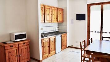 Réfrigérateur, micro-ondes, plaque de cuisson, grille-pain