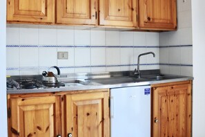 Réfrigérateur, micro-ondes, plaque de cuisson, grille-pain